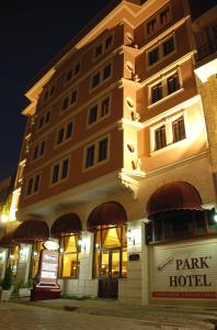 伊兹密尔奥扎克吉奥鲁公园精品酒店的一座晚上与公园酒店同住的建筑