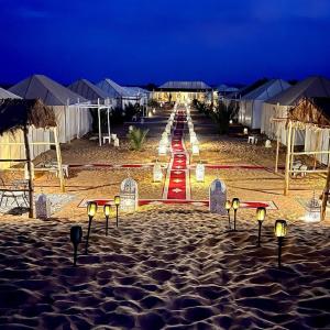 梅尔祖卡Desert Lover's Luxury Camp的沙滩上晚上有一条小径