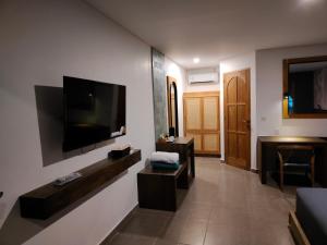 哲帕拉La Collina Villa的客厅设有壁挂式平面电视。