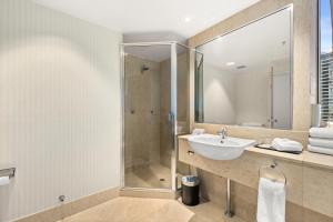 黄金海岸冲浪者天堂皇冠假日酒店的一间带水槽和淋浴的浴室