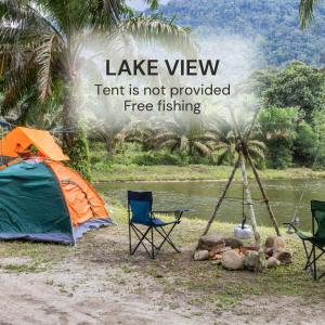 金宝Sahom Valley Resort - Agro & Eco Park的湖景前方的帐篷和椅子