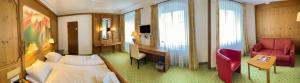 林道加斯托夫史蒂夫特酒店的酒店客房配有一张床、一张桌子和一把椅子。