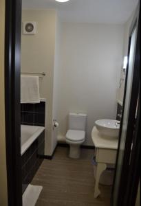 约翰内斯堡Cottonwoods Apartment for Family, Friends and Business trips.的浴室配有白色卫生间和盥洗盆。