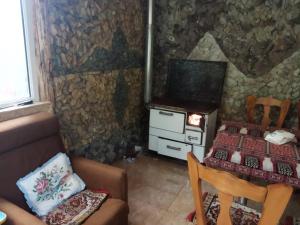 BjniGetap in Bjni的小房间设有一张床和炉灶