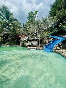 金宝Sahom Valley Resort - Agro & Eco Park的度假村水中的蓝色滑梯