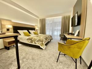 什恰夫尼察Hotel Solar的配有一张床和一张书桌的酒店客房