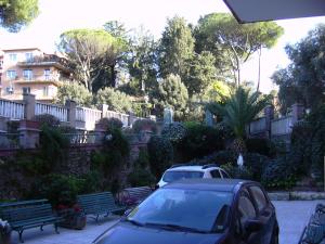 罗马Casa per Ferie Suore Domenicane的停泊在长凳旁边的停车场的汽车