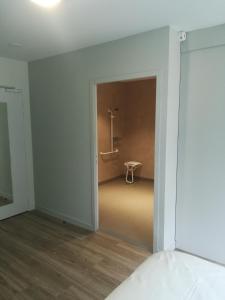Vern-sur-SeicheAtao Residence- Rennes Sud的一间空房间,内设一间带淋浴的浴室