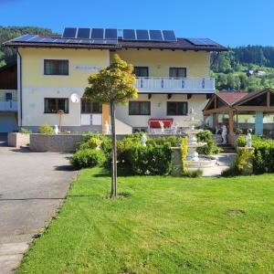 RantenGästehaus Raab的前面有太阳能电池板的房子