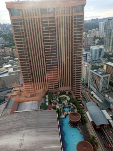 吉隆坡Fantastic appartment at times square Kuala Lumpur的城市中一座大建筑的景色