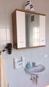 沃尔夫斯堡Apartment Monsberger的白色的浴室设有水槽和镜子