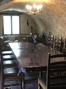 AvapessaGite fabuleux Saint Michel的一间带木桌和椅子的用餐室