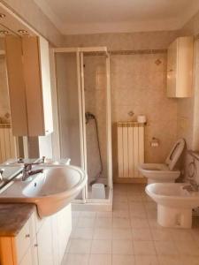 奥斯塔AMPAILLAN002的浴室配有2个盥洗盆、卫生间和淋浴。