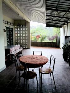 金马仑高原樱花宾馆的带庭院的客房内的桌椅