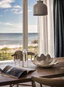 塞巴特阿尔贝克the breeze的一张餐桌,享有海滩美景