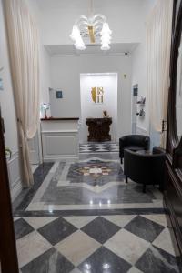 那不勒斯1811 Residenza Storica的客厅铺有黑白色瓷砖地板。
