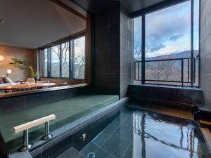 箱根Fufu Hakone的美景浴室设有小型游泳池
