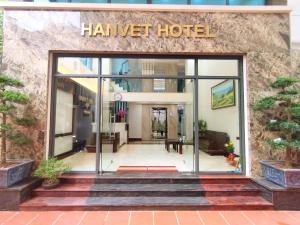 河内Hanvet Hotel Ha Noi的拥有玻璃门的仓鼠酒店入口