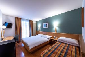 沃韦莱斯内考盛酒店的酒店客房配有两张床和一张书桌