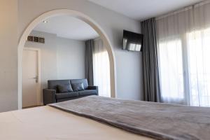 维克Hotel Can Pamplona的一间卧室配有一张大床和一把椅子