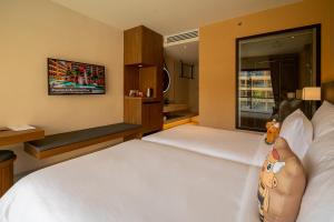 卡塔海滩Pamookkoo的一间卧室设有两张床和大窗户