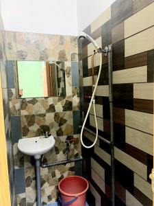 金马仑高原樱花宾馆的一间带水槽和淋浴的浴室
