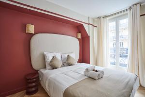 巴黎Apartment Notre Dame de Paris by Studio prestige的一间卧室,床上放着两只动物