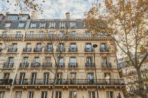 巴黎Apartment Notre Dame de Paris by Studio prestige的一座拥有许多窗户的大型建筑