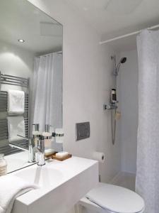 苏黎世VISIONAPARTMENTS Binzmühlestrasse 48 - contactless check-in的白色的浴室设有水槽和镜子