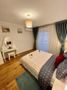马拉加Apartamentos Prestige Malaga Suites III的一间卧室配有一张床、一张桌子和一面镜子