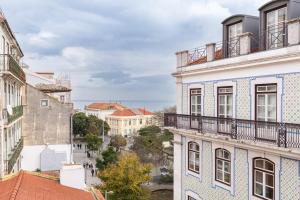 里斯本Succeed Terreiro do Paço Suites的从建筑屋顶上可欣赏到城市美景