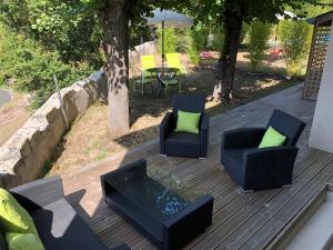 阿宰勒里多Domaine Plessis Gallu - vacation cottage rental的一个带两把椅子和一张桌子及遮阳伞的甲板