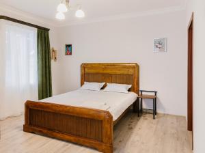 Nizhnyaya Alekseyevka马科斯酒店 的一间卧室,卧室内配有一张木床