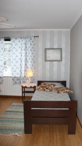 达拉胡斯比Rappens Stuga,Självhushåll的一间卧室配有一张床、一张桌子和一个窗户。
