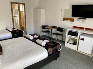 斯托尔斯托尔汽车旅馆的酒店客房设有两张床和一台平面电视。