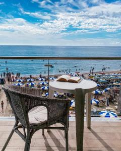 皮特拉利古Hotel Maremola的海滩阳台的桌椅