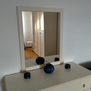 阿西西Appartamenti Santa Chiara的梳妆台上方的镜子