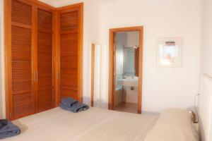 普拉亚布兰卡El jardín de Juanita - ROOMS的一间卧室配有一张床,浴室设有水槽