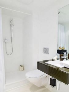 苏黎世VISIONAPARTMENTS Binzmühlestrasse 48 - contactless check-in的浴室配有卫生间、盥洗盆和淋浴。