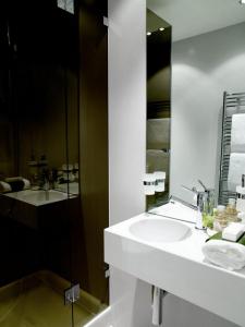 苏黎世VISIONAPARTMENTS Binzmühlestrasse 48 - contactless check-in的白色的浴室设有水槽和镜子