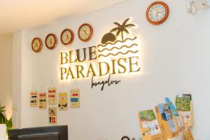 富国Blue Paradise Resort的墙上挂着钟表的蓝色天堂标志