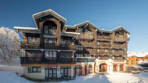 莫里永Grand Morillon-309 Appart vue pistes- 5 pers的雪中一座大型木制建筑