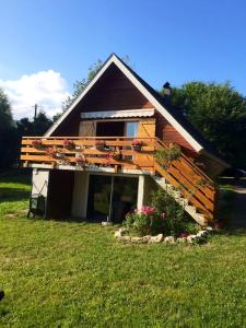 奥特朗Chalet de 2 chambres avec jardin amenage et wifi a Autrans Meaudre en Vercors的房屋的一侧有甲板