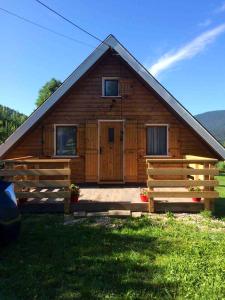 奥特朗Chalet de 2 chambres avec jardin amenage et wifi a Autrans Meaudre en Vercors的小木屋前方设有围栏