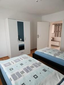 多特蒙德Wohnung in Dortmund的一间卧室配有两张床和镜子