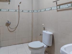帕朗卡拉亚Hotel Halmahera Palangkaraya Mitra RedDoorz的一间带卫生间和淋浴的浴室