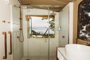 TarakoheDrift Off Grid Luxury Eco Glamping的带淋浴和盥洗盆的浴室