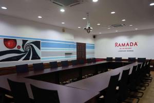 瓜埠Ramada by Wyndham Langkawi Marina的一间会议室,配有长桌子和椅子