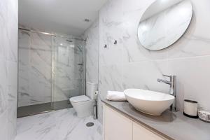波尔图Urban House by LovelyStay的一间带水槽、卫生间和镜子的浴室