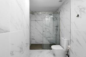 波尔图Urban House by LovelyStay的带淋浴和卫生间的白色浴室